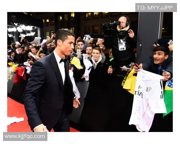 足球巨星西装魅力四射 穿搭与球场表现双重精彩展现